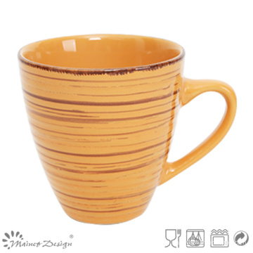 Naranja antigua con la taza de cerámica del cepillo